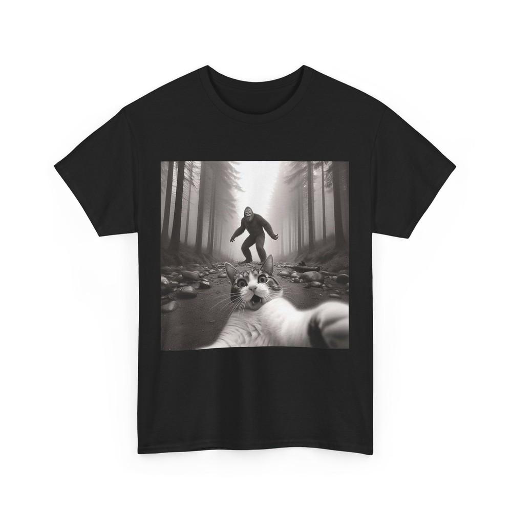 Funny Surprised Scared Cat Selfie With Sasquatsch Bigfoot T-Shirt Unisex T-Shirt XXXL