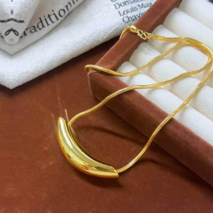 Choker con Ciondolo a Mezzaluna Dorata Vietnamita - Design di Nicchia Regalo per Fidanzata