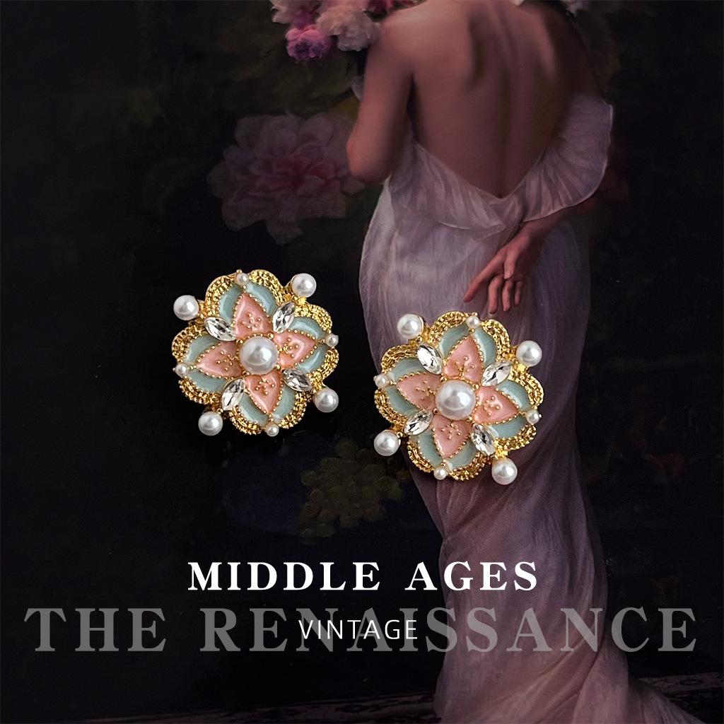 Винтажные серьги-пусеты в виде эмалированных кружевных цветов, литературная элегантность, жемчужные серьги