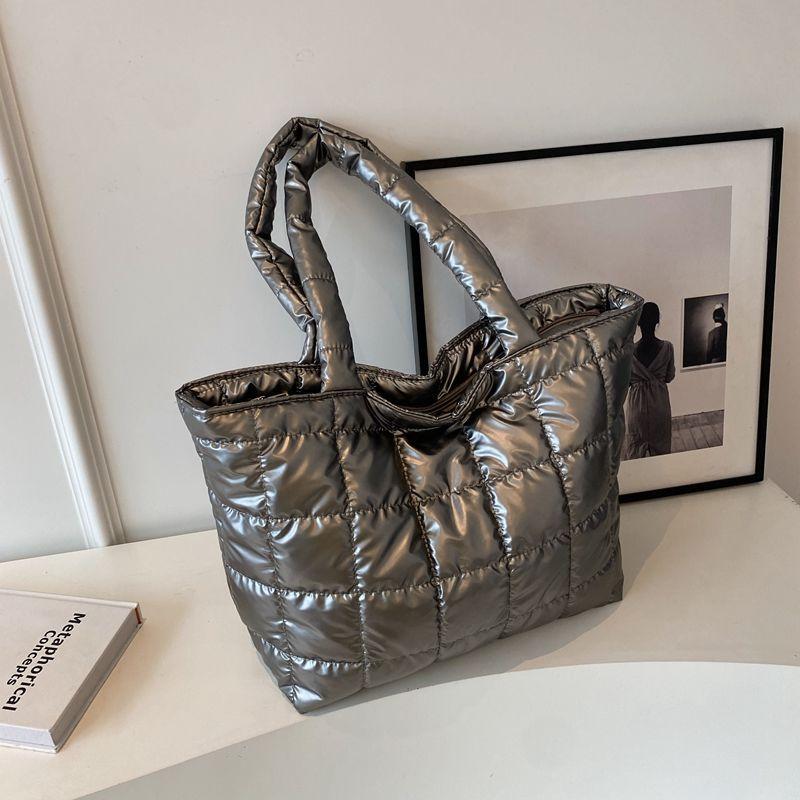 Водонепроницаемая нейлоновая большая сетка мягкая сумка через плечо большой емкости для женщин 2025 Хит Зима короткая ручка мягкие сумки Черный 47cmx30cmx17cm серебряный