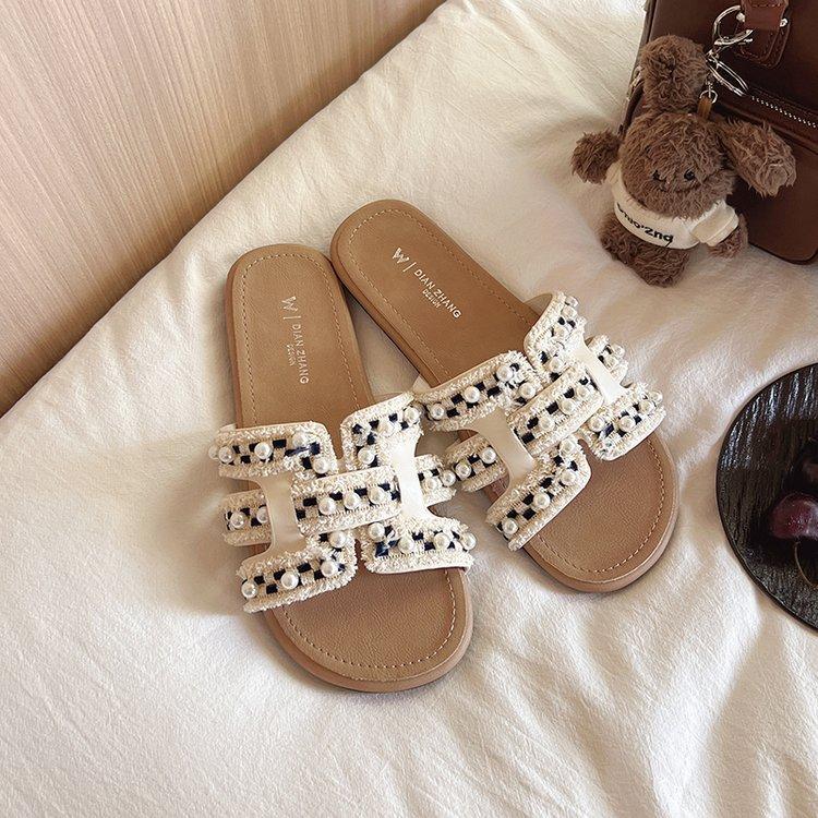 2025 Summer New Xiaoxiangfeng Flat-bottomed Slippers Women's Outer Wear Summer Light Luxury Fairy Versatile Pearl Vacation Sandals