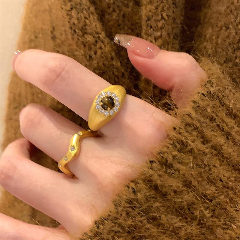 

Irregular zir*****pen ring, antique simple temperament, index finger ring, light luxury and versatile high-end jewelry.