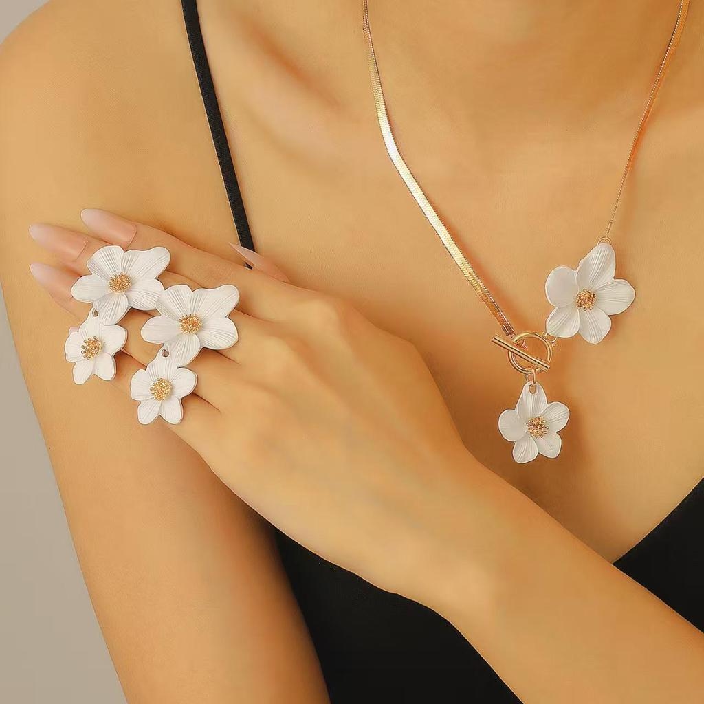 Elegant Alloy Flower Pendant Necklace and Earrings Set for Women - Fashionable, High-End, and Versatile.
