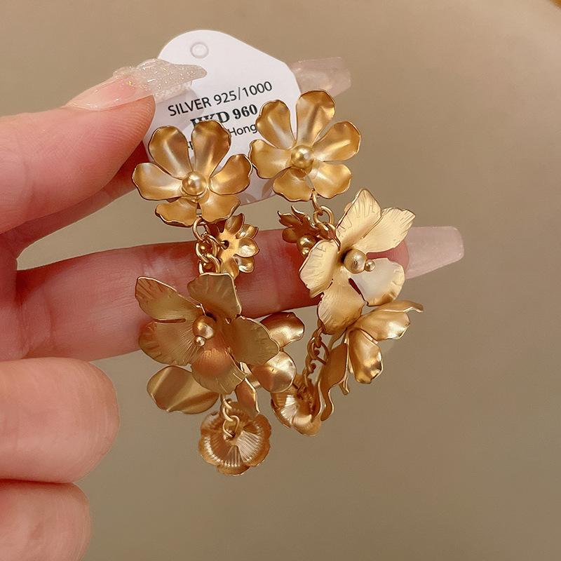 

Silver needle retro flower fringed earrings niche fashion cold wind earrings temperament light luxury high-end earrings