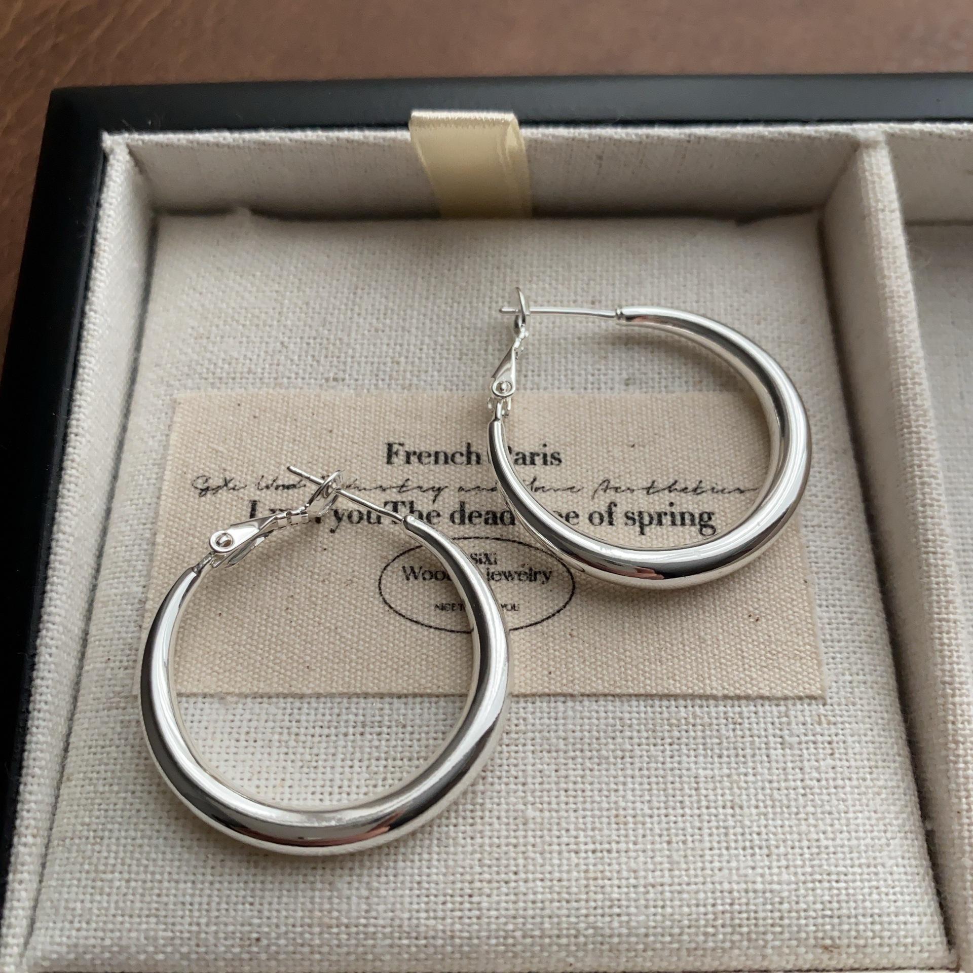 

Minimalist metal large earrings retro fashion smooth polished earrings versatile high-end sense light luxury simple and noble earrings