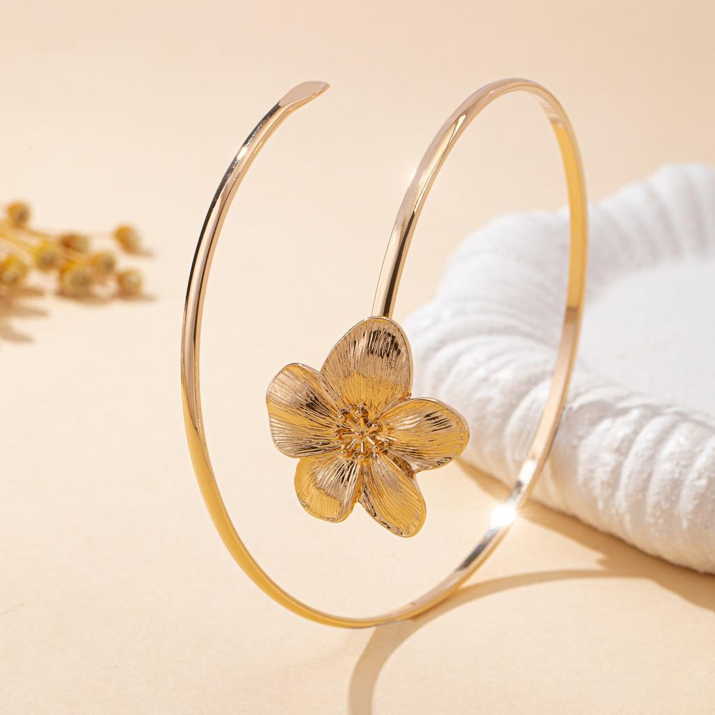 A Women's Arm Bracelet, Simple Floral Women's Arm Bracelet, Suitable for Daily Wear and Banquet Wear