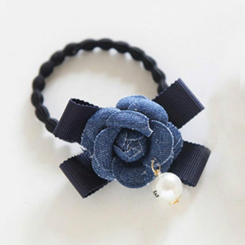 

Тканевая резинка для волос с жемчужным цветком EMA темно-синий