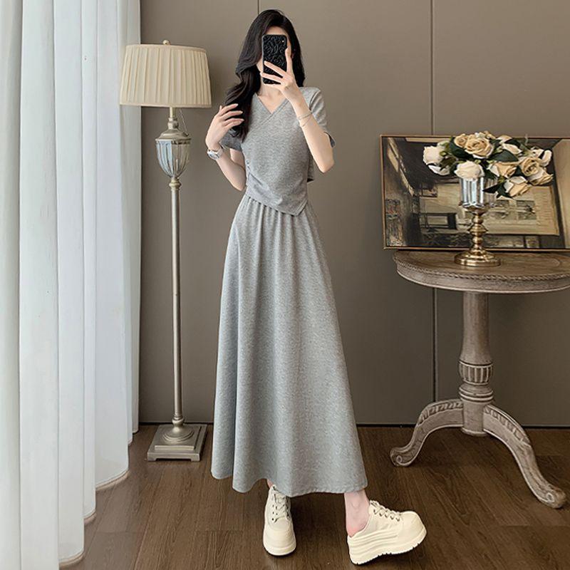 Trendy Two-Piece Women s Summer Skirt Set: Short Sleeve Slimming Mid-Length Design S серый