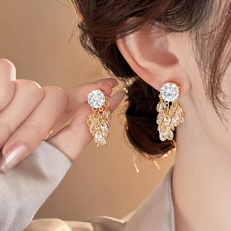 

Круглые циркониевые серьги с бахромой в виде листьев и колосьев пшеницы, темпераментные, с высоким чувством стиля, модные, легкие, роскошные серьги-пусеты, универсальные серьги для женщин