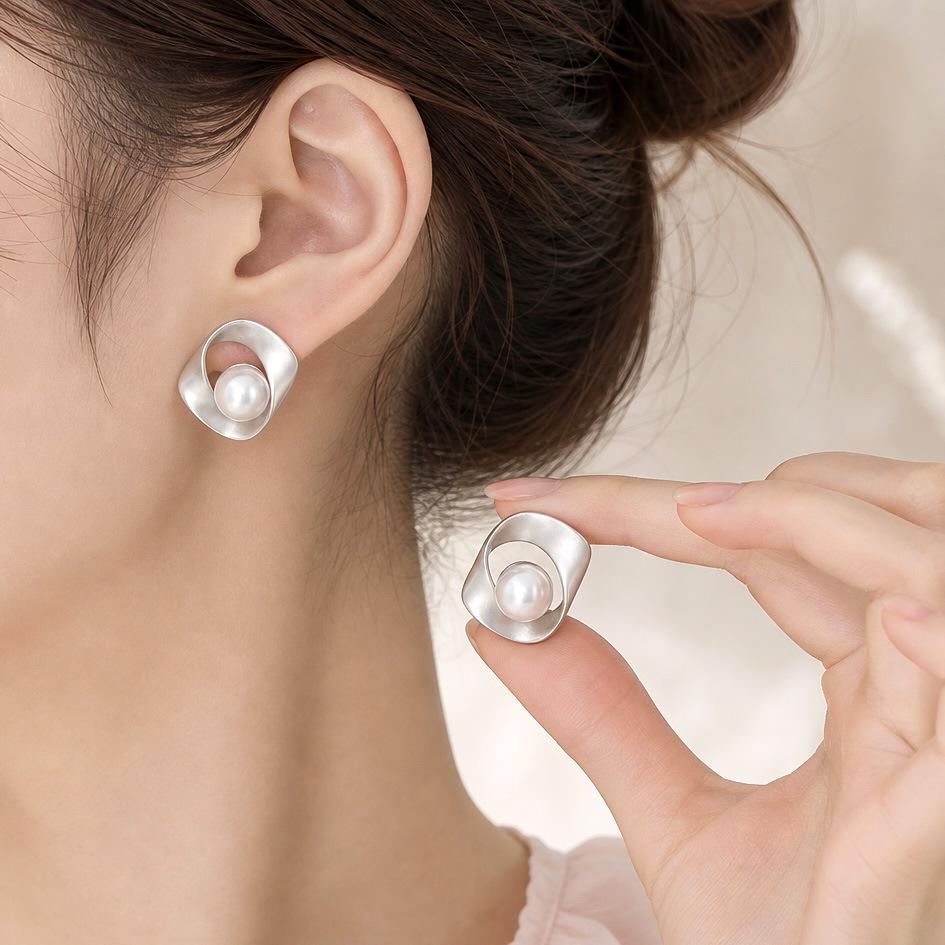 Premium matte temperament versatile Mobius ring pearl stud earrings 1011 new elegant simple exquisite earrings