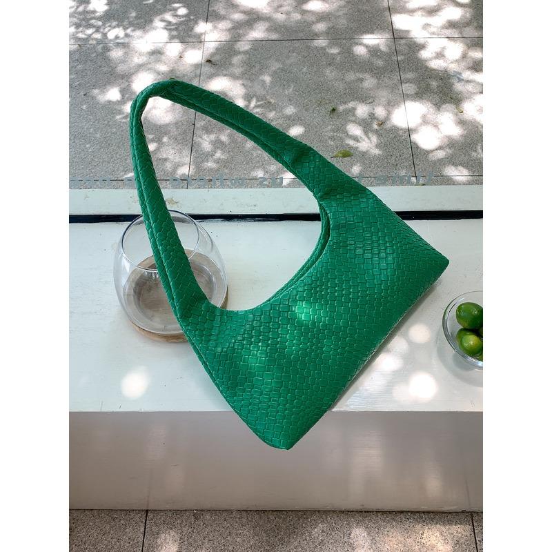 

Woven bag soft leather retro underarm bag women s niche texture shoulder bag women s commuting зелёный