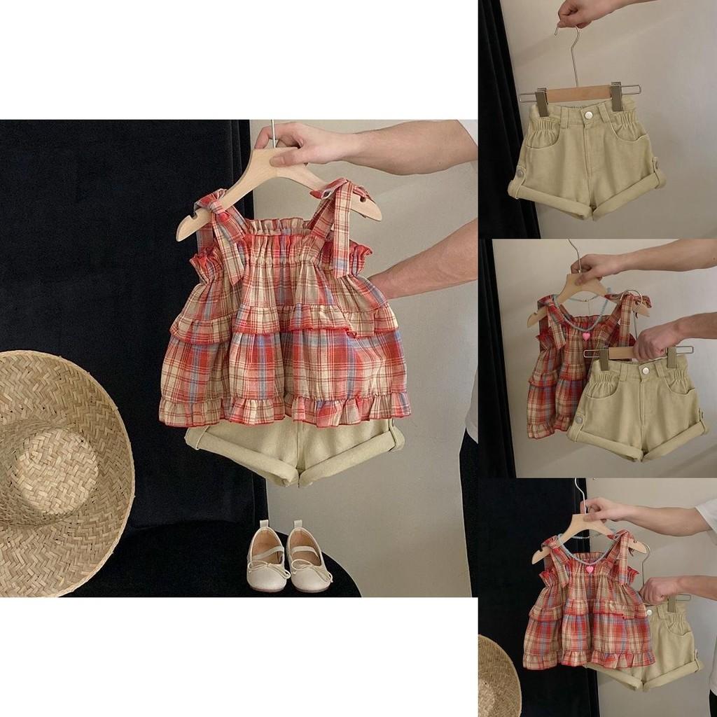 Liebliches Mädchen Sommer Zweiteiler im koreanischen Stil mit ärmellosem Oberteil in buntem Karomuster und Khaki-Shorts