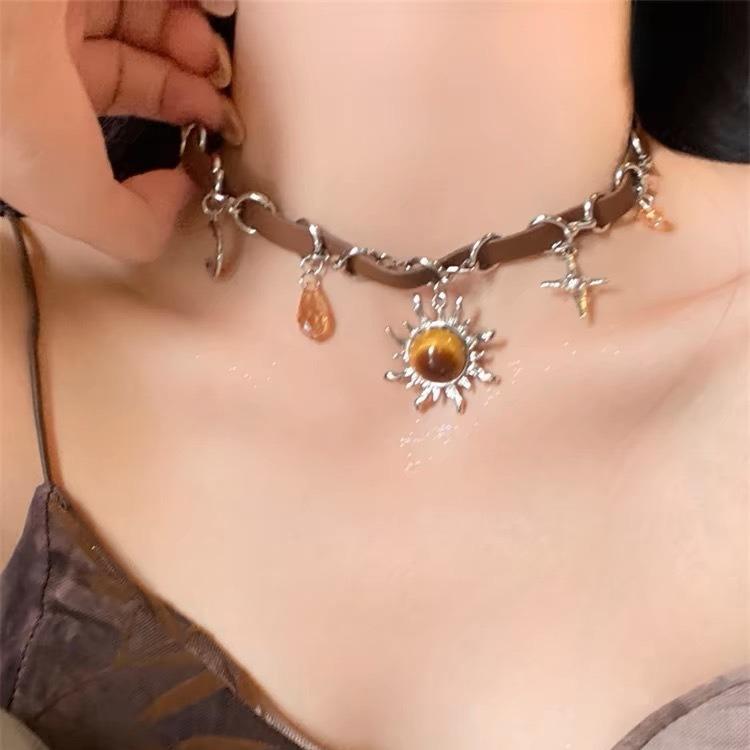 Vintage Collarbone Sunflower Necklace for Women