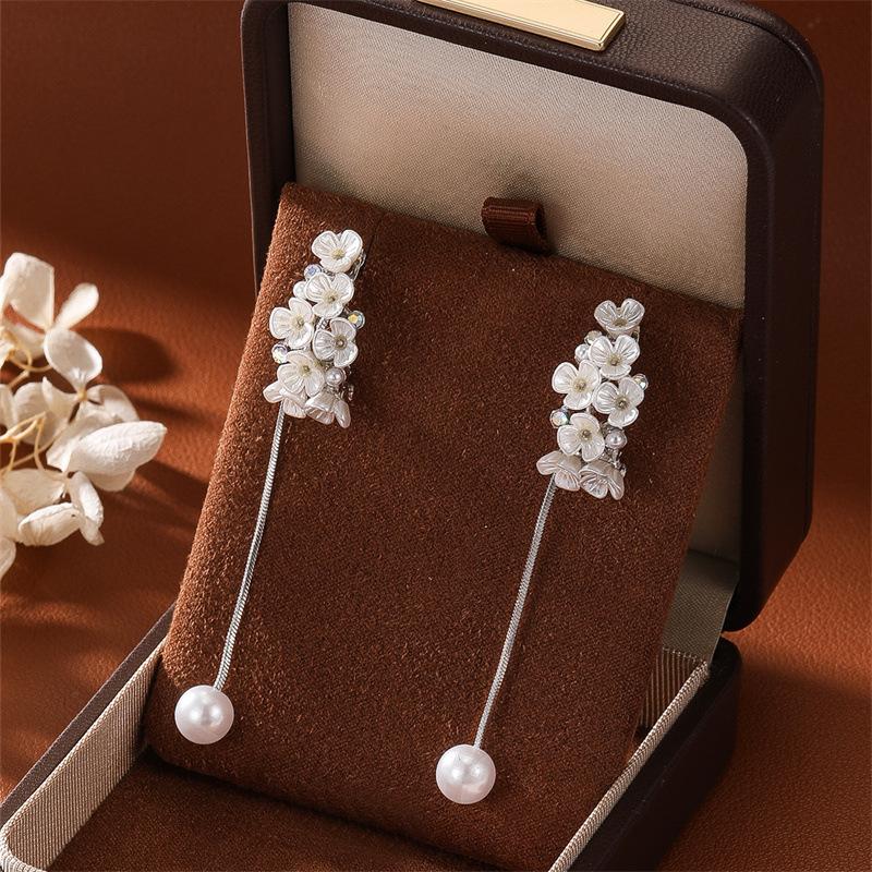 

Diamond-studded Pearl Flower Tassel Earrings - Stylish, Sweet in Appearance, Versatile and Perfect for All Occasions. срібний