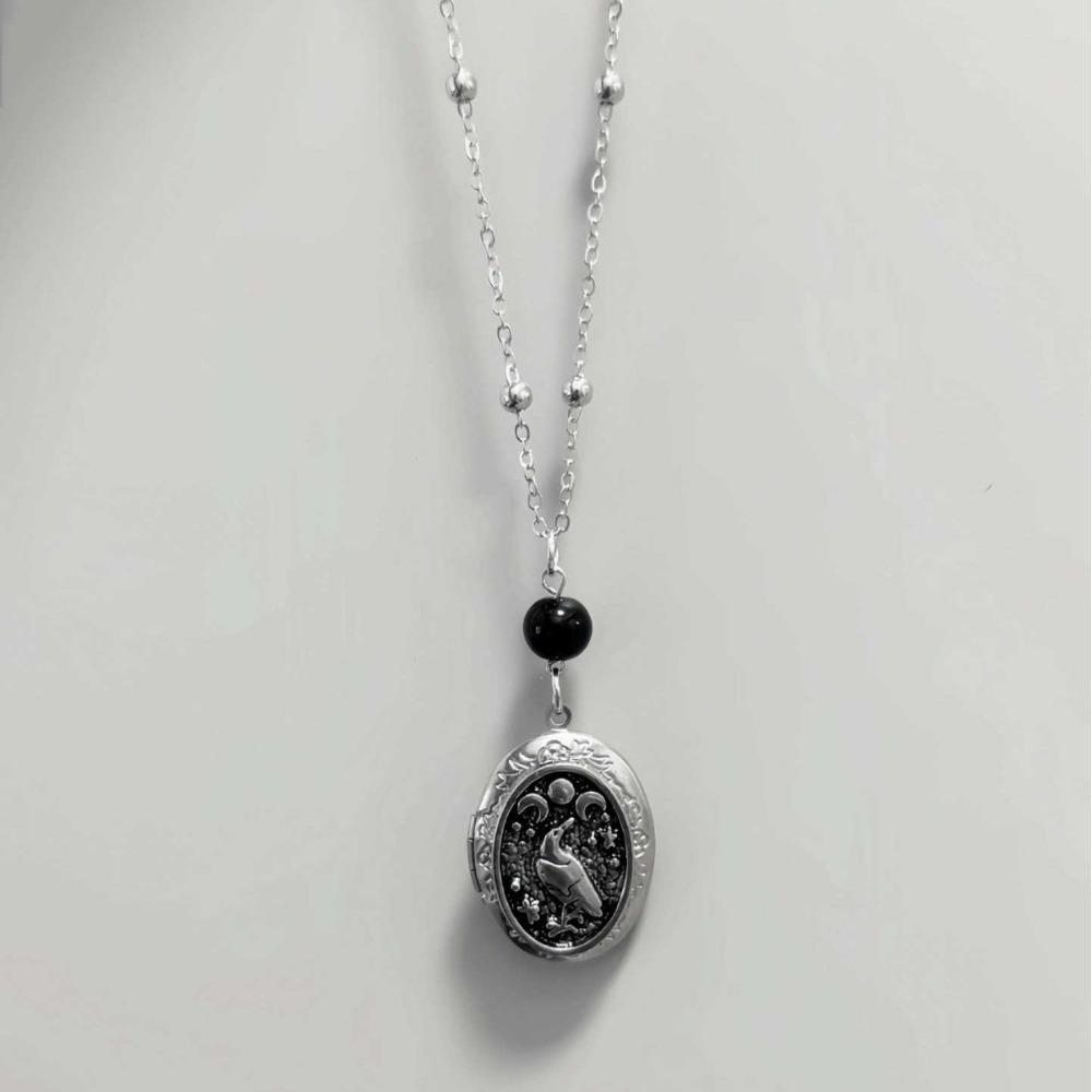 Goth Altsilber Dreifache Mondgöttin Mysteriöse Krähe Ovaler Anhänger Halskette für Frauen Halloween Pagan Hexe Hexerei Schmuck