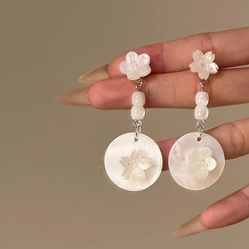 

Модные серьги-подвески для женщин белый