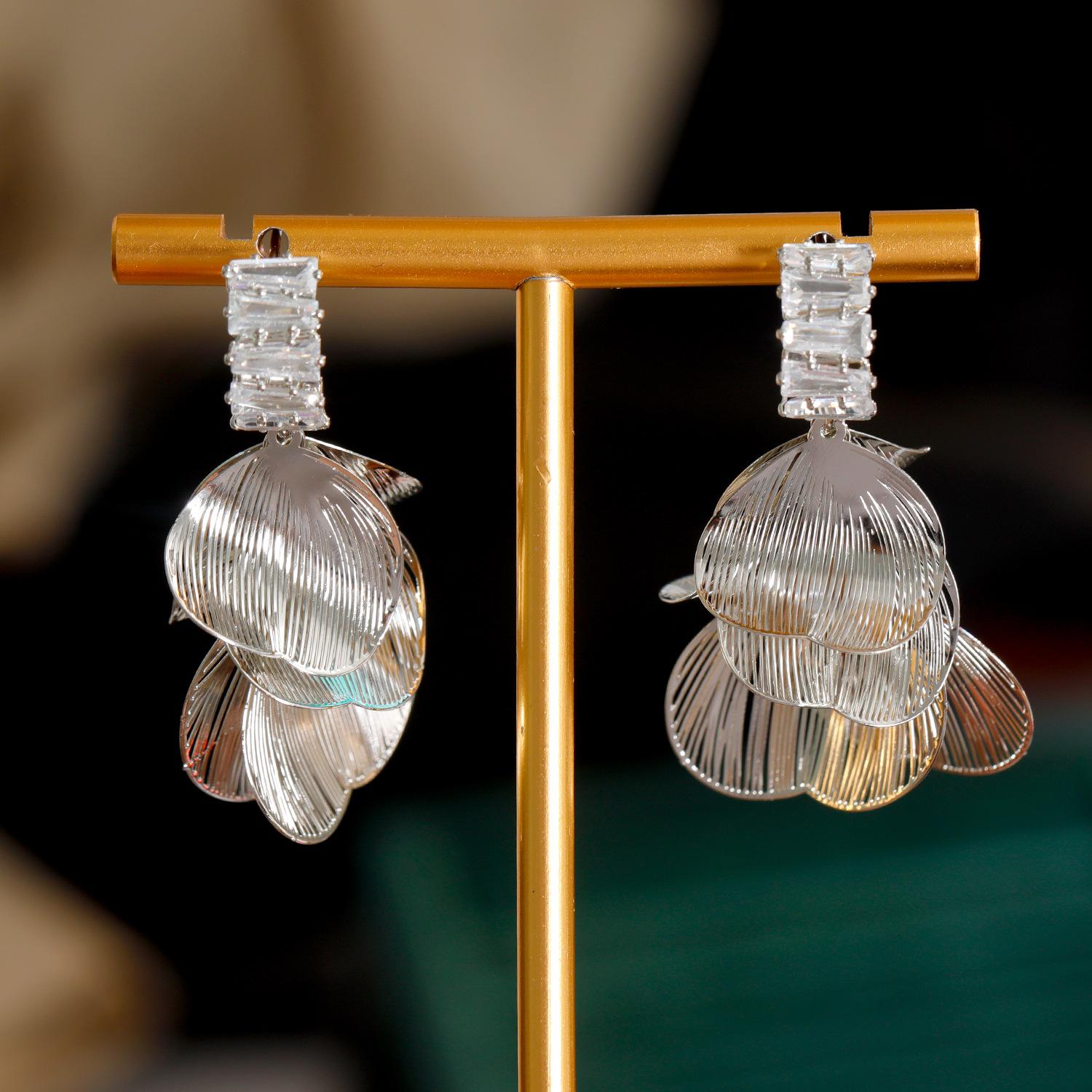 

925 Silver Needle Luxurious Zircon Inlaid Four-Leaf Clover Earrings for Women