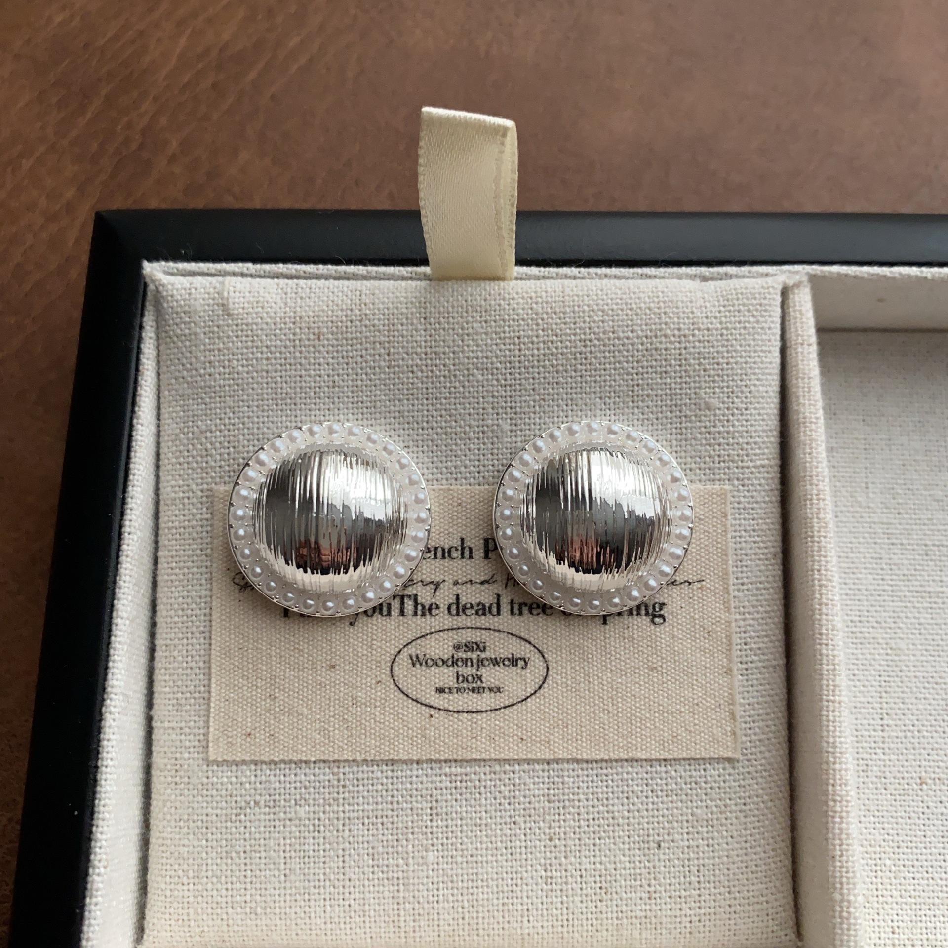 

Light Luxury Minimalist Round Button Stud Earrings Pearl Retro Brushed Art Earrings Premium Sense Daily Versatile Earrings Women