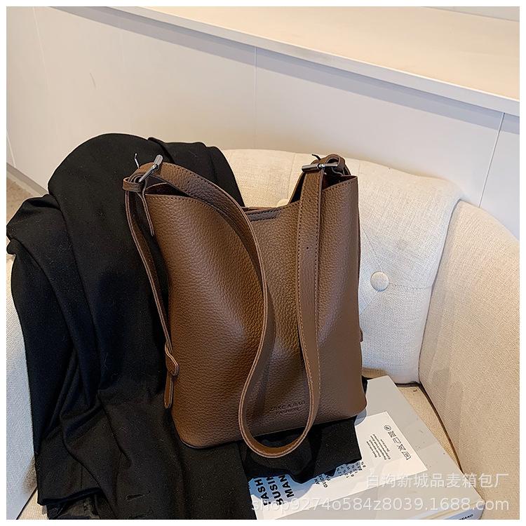 

French retro niche bucket bag women s 2025 new fashion high-end texture autumn large-capacity shoulder messenger bag