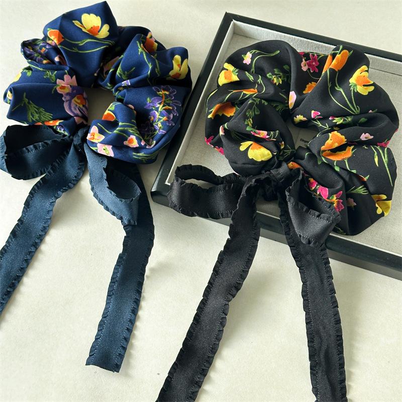 Neues süßes Blumenstoff-Haarband für Damen, Ein kleines und einzigartiges geknotetes Frisuren-Accessoire zum Flechten der Haare.