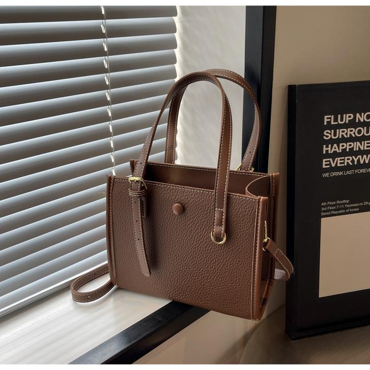 

This year s popular niche bag women s 2024 new fashionable and versatile autumn texture messenger bag handbag коричневий