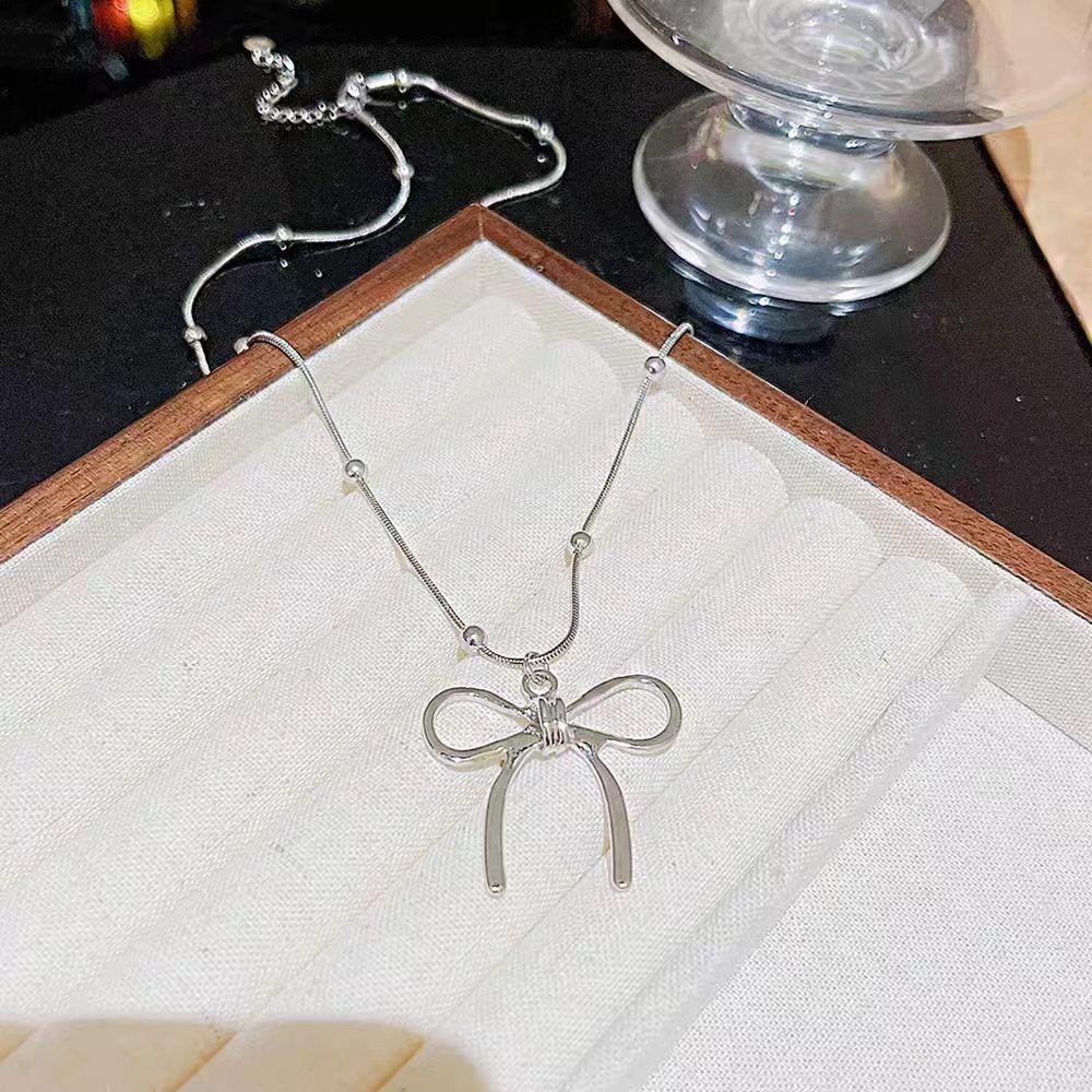 Travel~ Simple Bow Sweater Chain with Unique Personality, Niche Necklace, Women's Light Luxury High-end Collarbone Chain