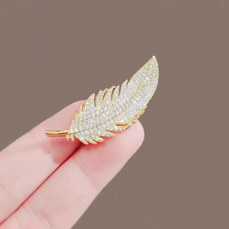 1Pc Feather Brooch Temperament Exquisite Leaf Chest Flower Suit Jacket Coat Accessories Birthday Party Jewelry Gifts