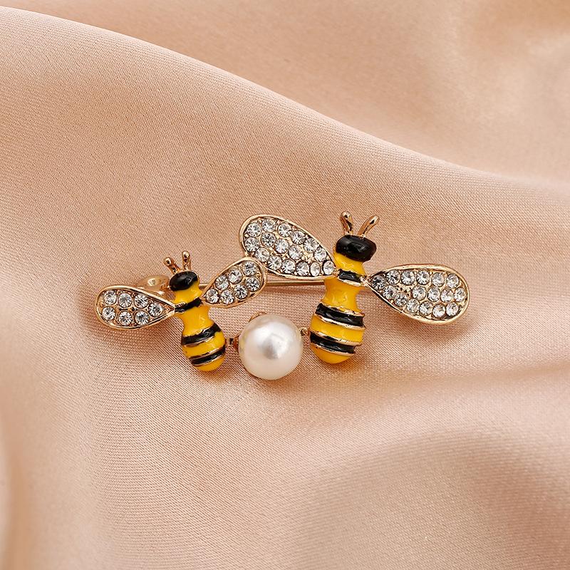 Vintage Klassische Damen Luxus Biene Kristall Brosche Schmuck Große Strasssteine Metall Insekt Abzeichen Für Damen Anzug Mantel Brosche Anstecknadeln Geschenk beige