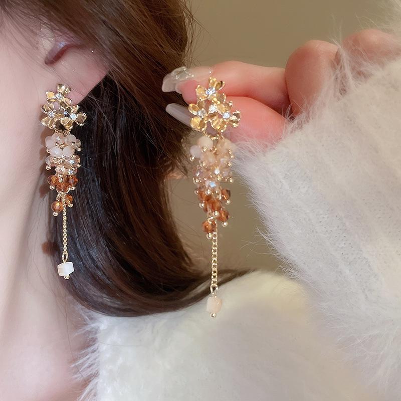 Náušnice s třásněmi ve tvaru motýla s diamantem a stříbrnou jehlou: Retro evropský a americký styl, elegantní křišťálové náušnice, lehký luxus pro ženy.