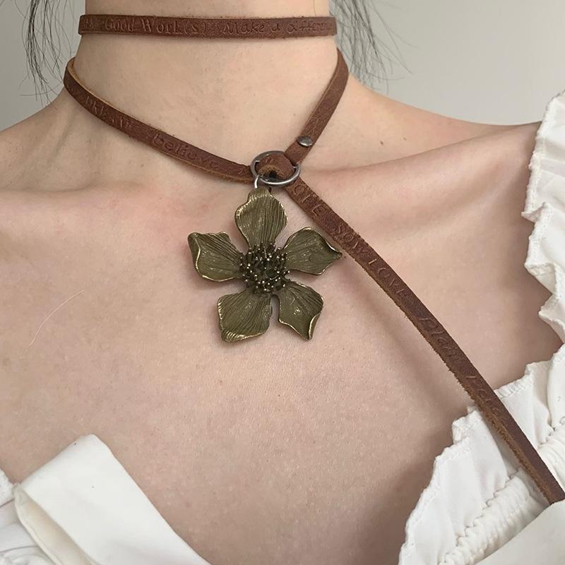 Dark Punk Sunflower Choker Necklace - High-End Niche Metal Jewelry for Women