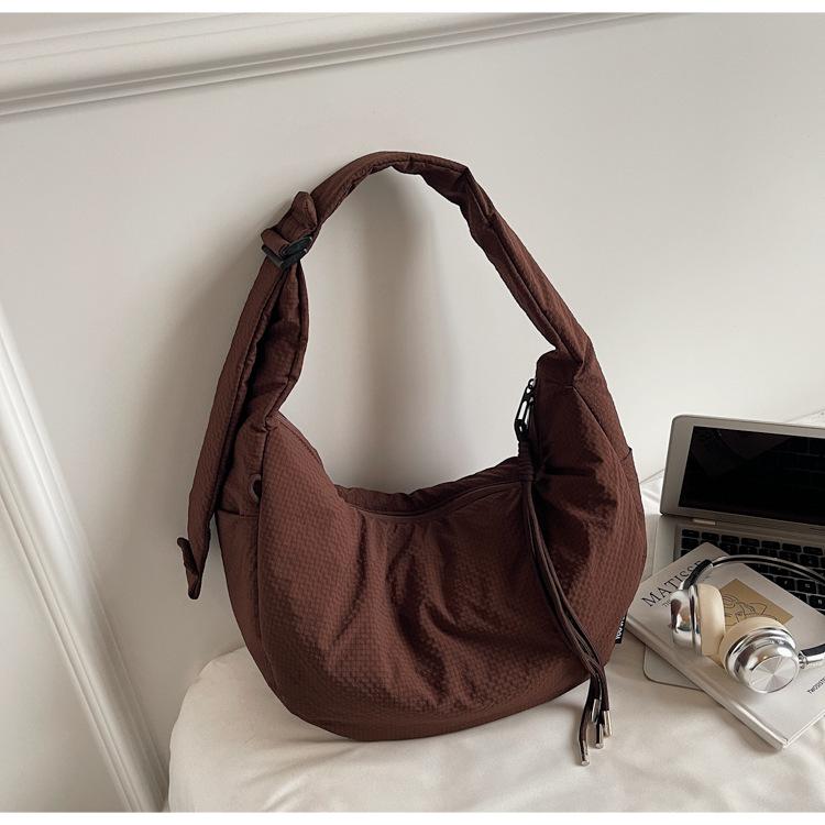 Casual nylon cloth bag women's 2025 new fashion explosion messenger dumpling bag versatile niche shoulder commuter bag