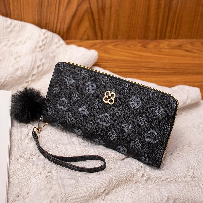 

New women s wallet fashion printing medium and long clutch bag trendy girl hairball decorative change bag чёрный