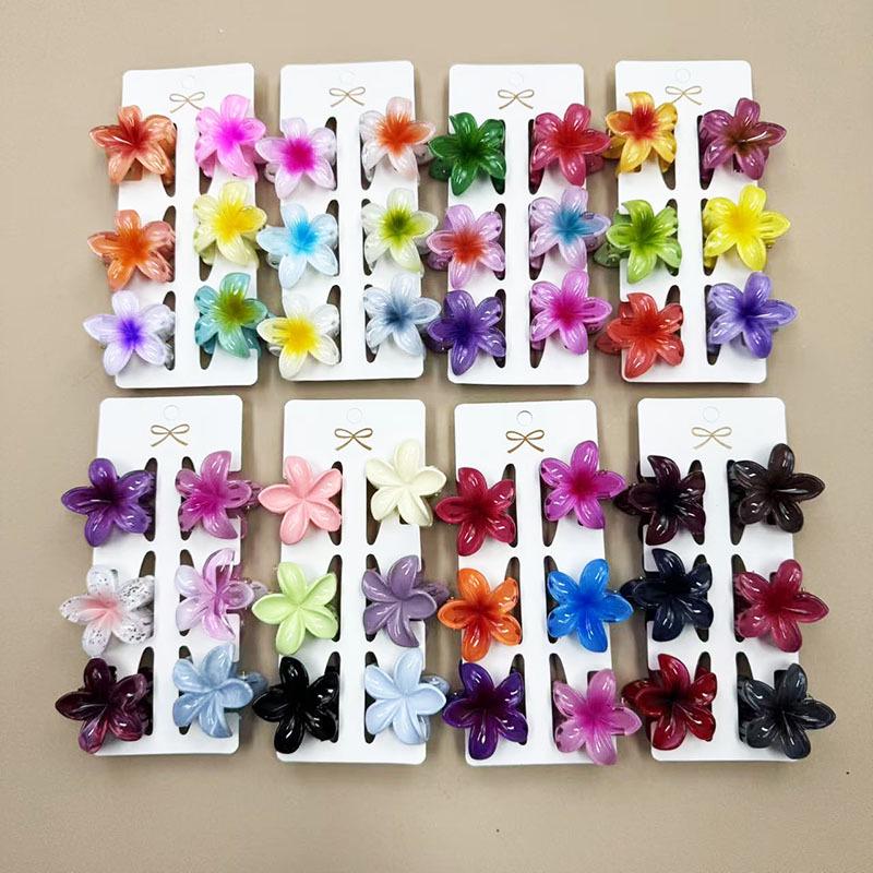 European & American 4CM Frangipani Claw Clip Hairpin - Fashionable Vacation Floral Accessory.