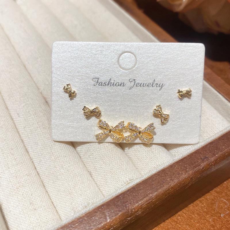 Kwiatowe Perłowe Srebrne Kolczyki Kwadratowe z Diamentami: Elegancka, Wszechstronna Biżuteria dla Słodkiego i Delikatnego Wyglądu.