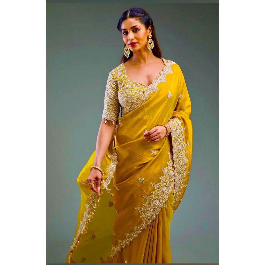 Schwerer Premium weicher goldener Crush-Seidenstoff mit wunderschöner C-Pallu-Stickerei Zari, Pailletten und Codierarbeiten in Sari mit Cutwork-Borte am Sari