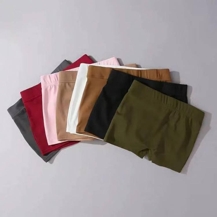 Pantaloni scurți elastici de yoga multicolori pentru femei - Bază solidă, cu croială mulată, cu design anti-expunere cu picior plat