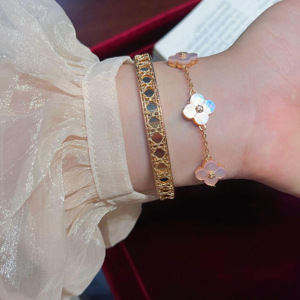 French Retro Mother-of-Pearl Bracelet & Earrings Set with Floral Design: Chic and Versatile Jewelry for Daily Wear