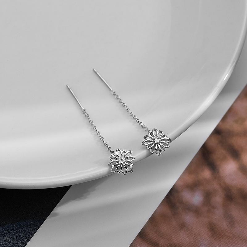 Banyan Tree S925 Silver Daisy Earrings: Simple, Trendy Flower Design for Women (2022)