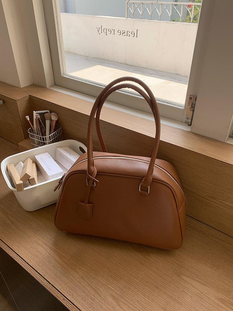 

Korean niche bowling bag women s 2025 new trendy retro armpit bag large capacity portable shoulder briefcase