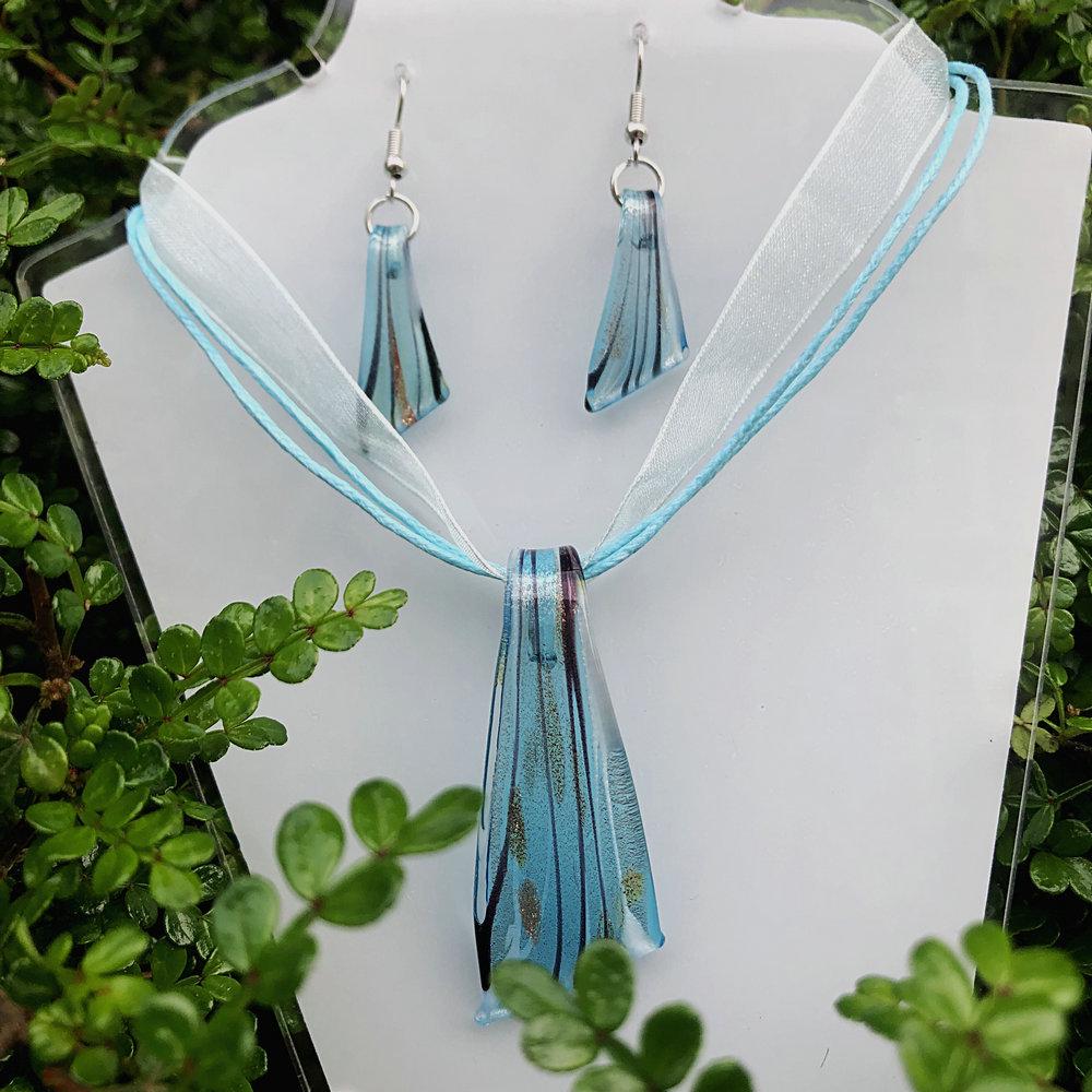 Trendy Blue Glass Ribbon Pendant Necklace & Earring Set - Perfect Seaside Vacation Accessory.