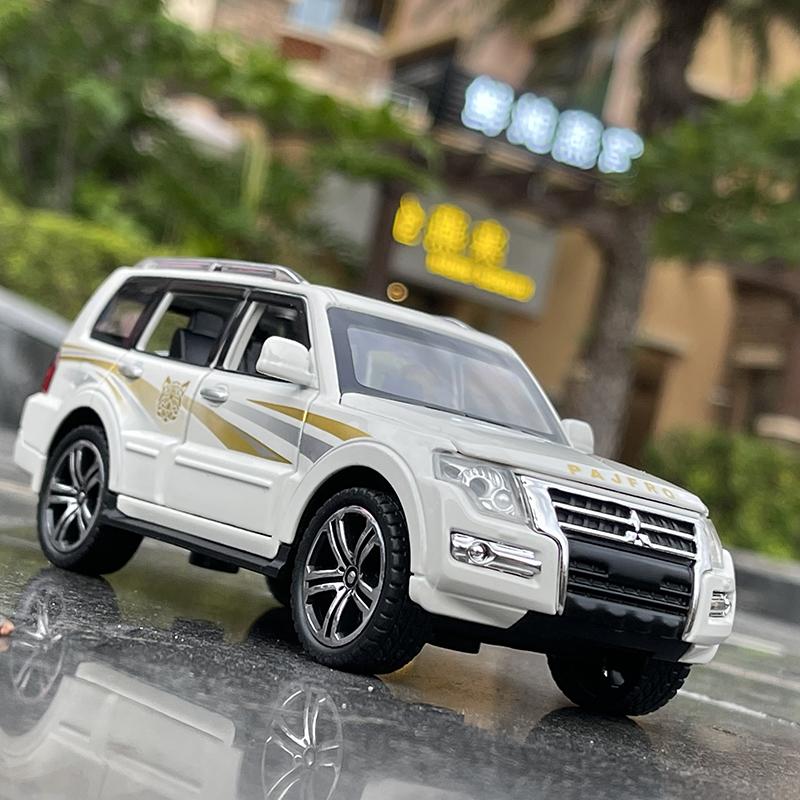 

1:32 Mitsubishis PAJERO SUV Alloy Car Model Diecast & Toy Vehicle Metal Car Model Collection Sound and Light Simulation Kid Gift