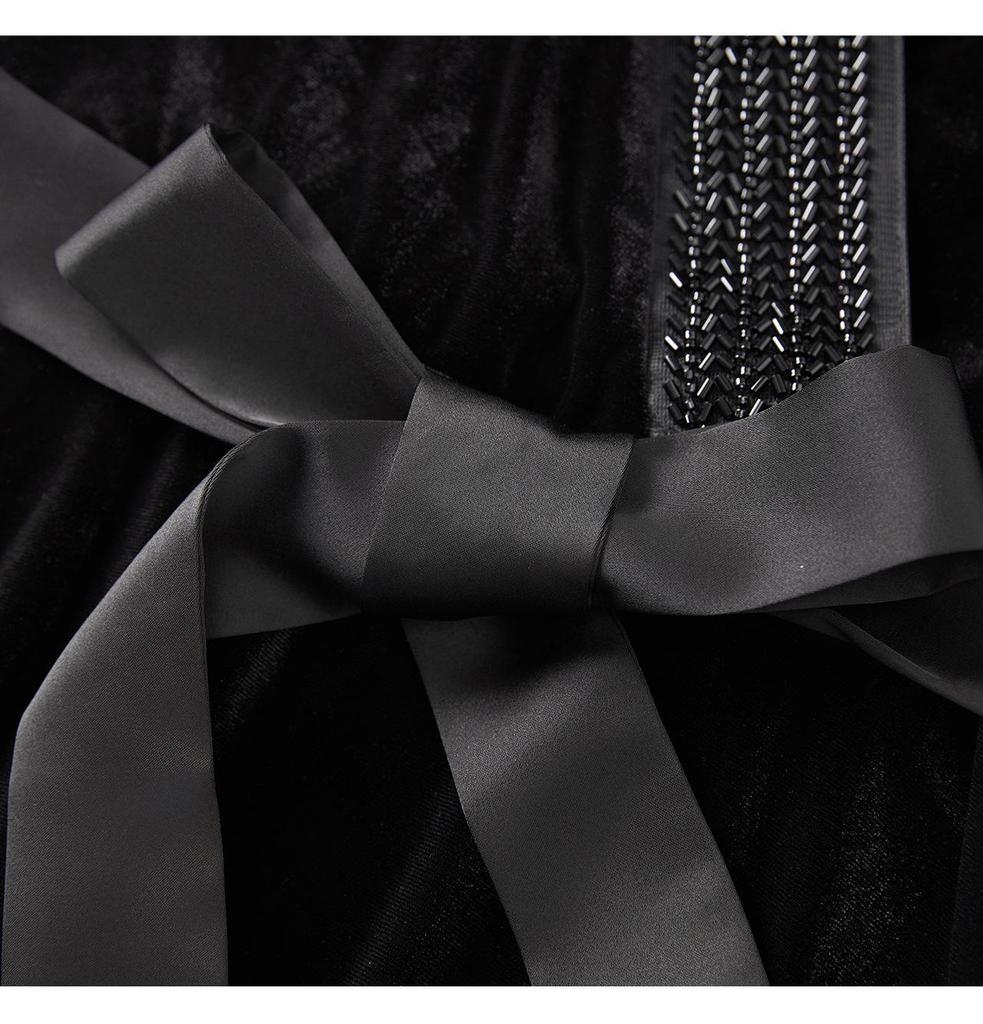 Luxuriöses goldfarbenes Samt-Abendkleid mit Perlenbesatz, elegant figurbetontem Schnitt und fließendem Saum