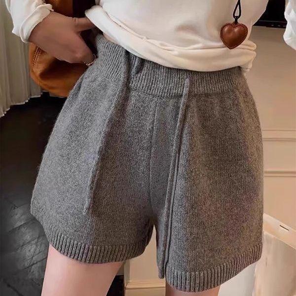 Graue, hochgeschnittene Strickshorts mit weitem Bein – Lässige A-Linien-Silhouette mit elastischem Bund für Damen (Herbst/Winter).