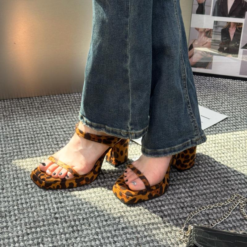 French temperament word with thick heel open toe cool slippers women summer wear waterproof table leopard print beautiful high heel sandals women