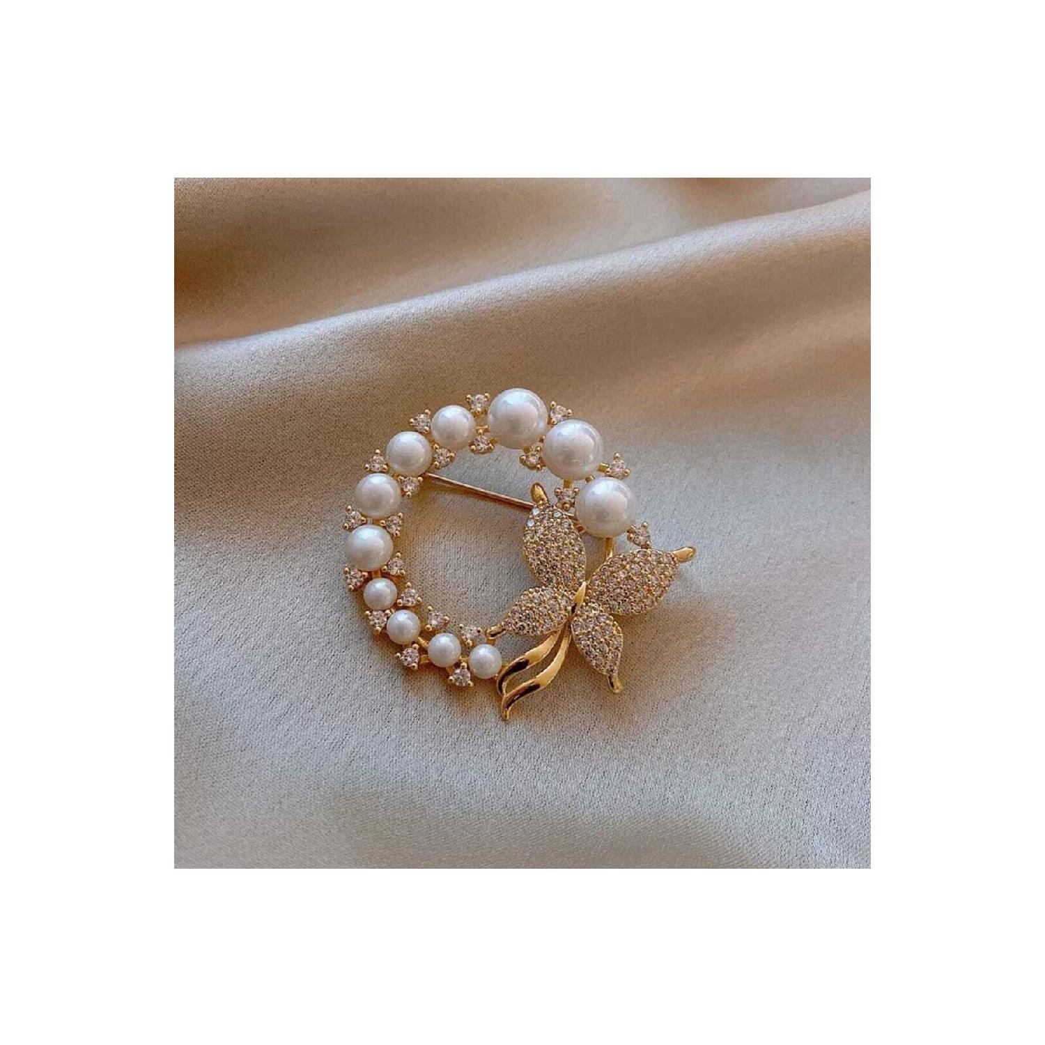 

Женская брошь венок с жемчужным краем и бабочкой