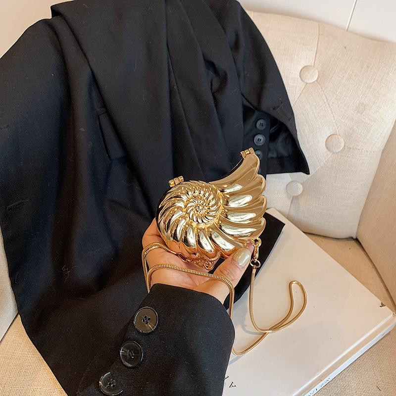 

Персонализированная иностранная сумка-ракушка для женщин, красивая, для отдыха 2024, новая европейская и американская модная нишевая дизайнерская сумка-мессенджер золотой