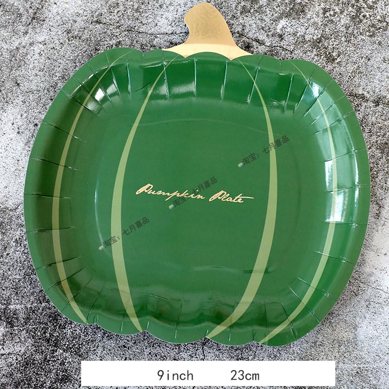 Zestaw zastawy stołowej na imprezę tematyczną Halloween: Obrus dyniowy, Talerzyki i kubki jednorazowe