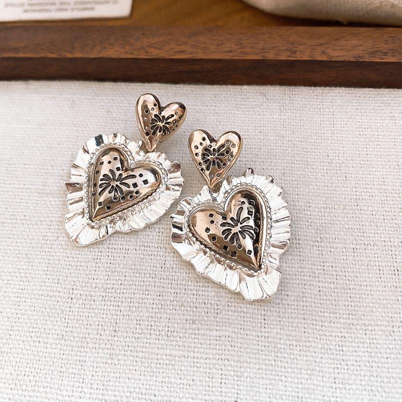 Vintage Maillard Style Series Heart-shaped Lace Love Stud Earrings Design Sense Niche Earrings Fashion Versatile Earrings Women