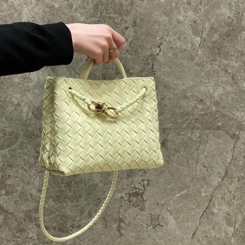 Borsa a tote intrecciata in pelle con fibbia in corda metallica, design di nicchia, portatile a spalla, borsa a cesto per verdura di grande capacità