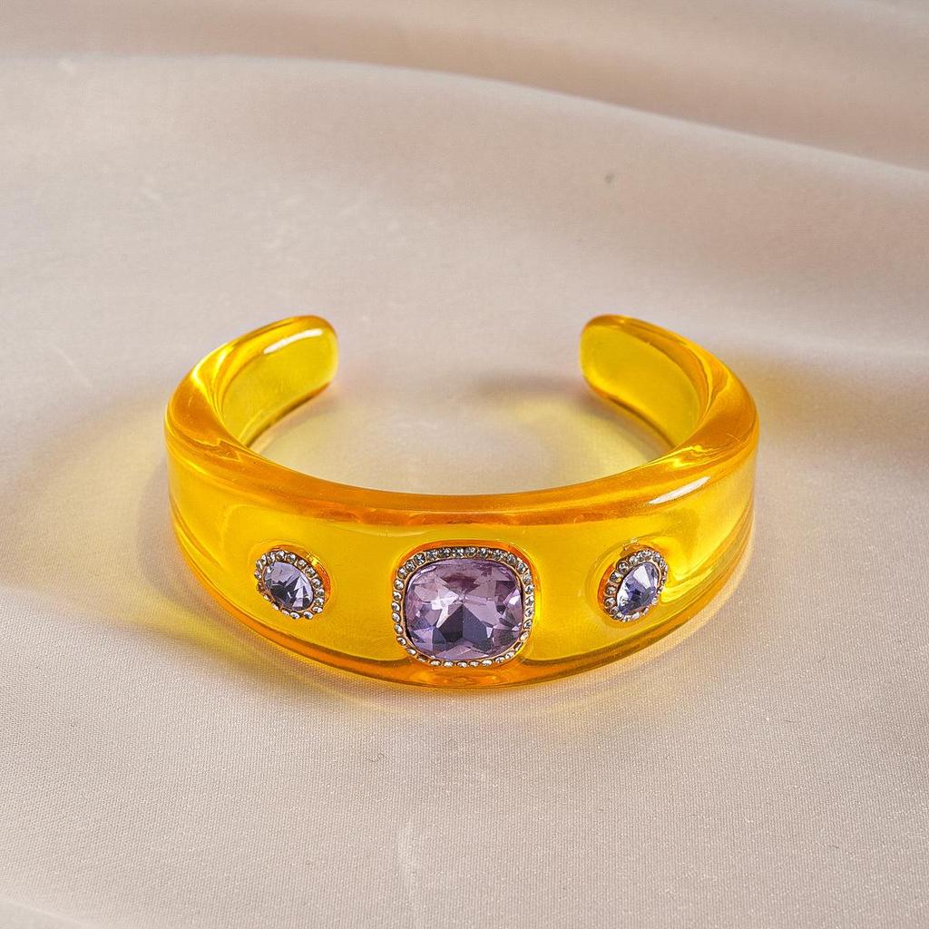 Unique Retro Resin Bracelet: Personalized Fashion Jewelry for Women